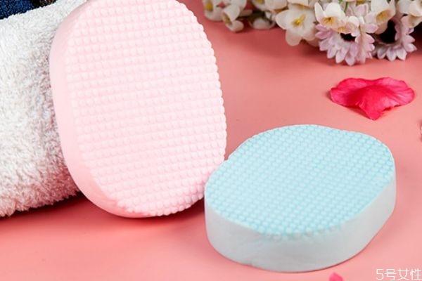 洗臉撲好還是手洗臉好 洗臉撲使用注意事項 洗臉撲好還是手洗臉好 洗臉撲使用注意事項