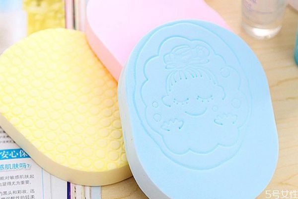 洗臉撲可以用熱水燙嗎 洗臉撲多久清洗一次好 洗臉撲可以用熱水燙嗎 洗臉撲多久清洗一次好