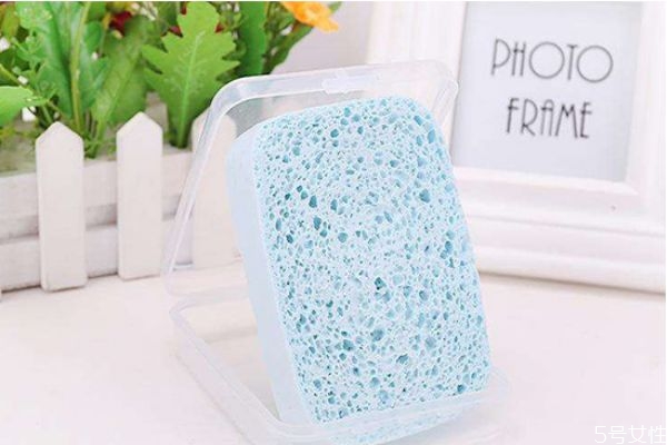 洗臉撲好還是手洗臉好 洗臉撲使用注意事項 洗臉撲好還是手洗臉好 洗臉撲使用注意事項