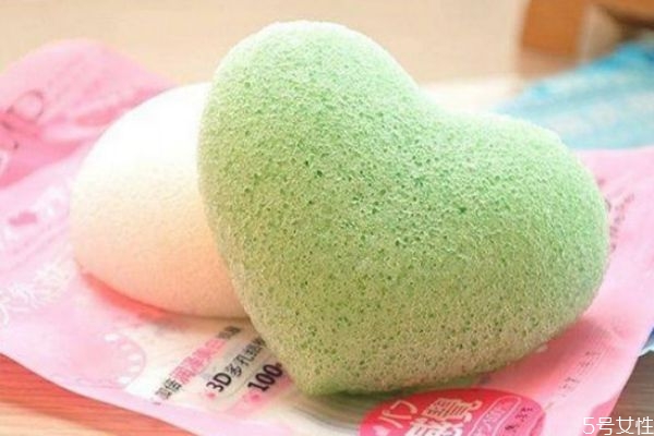 洗臉撲好還是手洗臉好 洗臉撲使用注意事項 洗臉撲好還是手洗臉好 洗臉撲使用注意事項