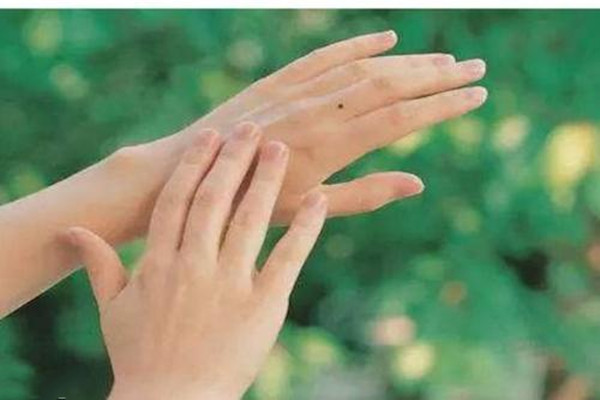 手指被夾淤血怎么辦 指甲淤血要放血嗎 手指被夾淤血怎么辦 指甲淤血要放血嗎