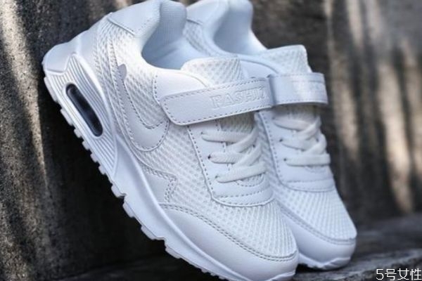 白色的網(wǎng)面鞋黃了怎么辦 清洗白色網(wǎng)面鞋的小妙招 白色的網(wǎng)面鞋黃了怎么辦 清洗白色網(wǎng)面鞋的小妙招