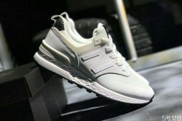 小白鞋發(fā)黃如何洗白 小白鞋怎么洗干凈 小白鞋發(fā)黃如何洗白 小白鞋怎么洗干凈