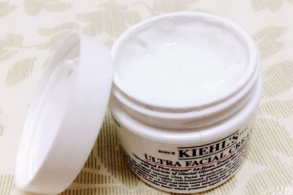 冬天護膚為什么使用面霜 冬天抹霜還用抹乳液嗎 冬天護膚為什么使用面霜 冬天抹霜還用抹乳液嗎