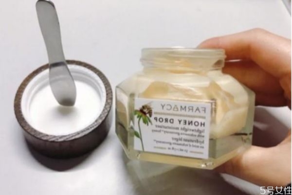 冬天護膚為什么使用面霜 冬天抹霜還用抹乳液嗎 冬天護膚為什么使用面霜 冬天抹霜還用抹乳液嗎