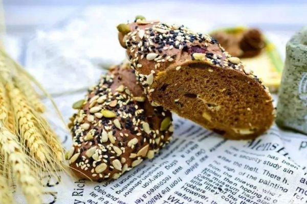 全麥粉的熱量高嗎 全麥粉和小麥粉的區(qū)別是什么 全麥粉的熱量高嗎 全麥粉和小麥粉的區(qū)別是什么