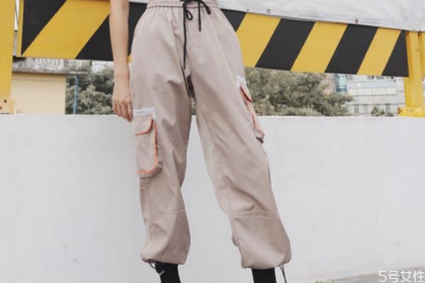 女生工裝褲要怎么搭配 女生工裝褲搭配什么上衣 女生工裝褲要怎么搭配 女生工裝褲搭配什么上衣