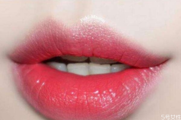 口紅先涂上嘴唇還是下唇 口紅嘴角怎么涂 口紅先涂上嘴唇還是下唇 口紅嘴角怎么涂