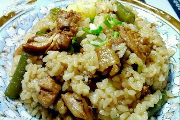 豆角米飯?jiān)趺醋龊贸?豆角和什么一起做好吃 豆角米飯?jiān)趺醋龊贸?豆角和什么一起做好吃