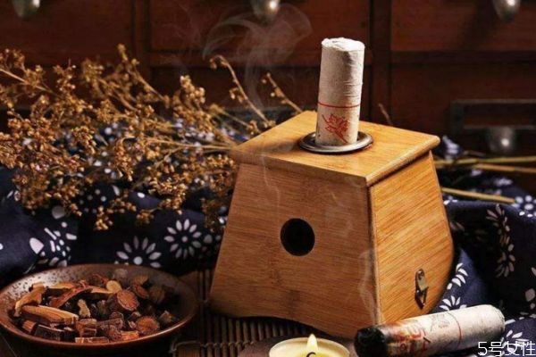 女性艾灸腳底的好處 女性艾灸腳底的時(shí)間 女性艾灸腳底的好處 女性艾灸腳底的時(shí)間