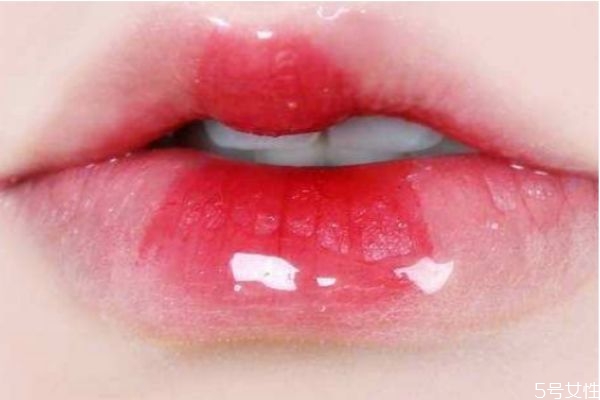 唇釉很難卸怎么辦 卸唇妝是上下擦還是左右擦 唇釉很難卸怎么辦 卸唇妝是上下擦還是左右擦