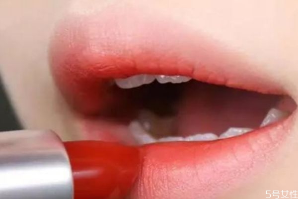 唇釉很難卸怎么辦 卸唇妝是上下擦還是左右擦 唇釉很難卸怎么辦 卸唇妝是上下擦還是左右擦