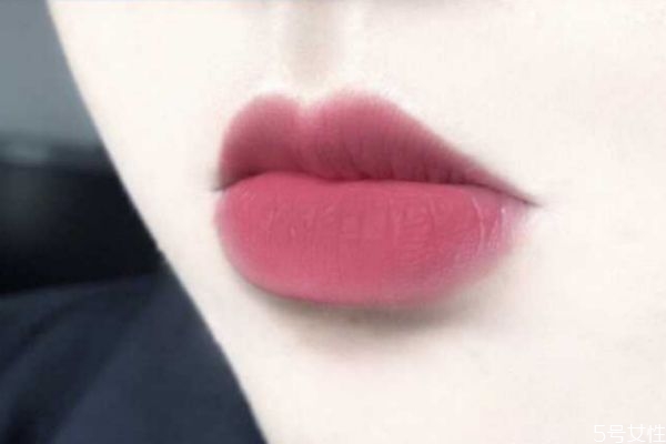 涂完口紅后干成一條線 如何涂口紅不會(huì)堆積一條線 涂完口紅后干成一條線 如何涂口紅不會(huì)堆積一條線