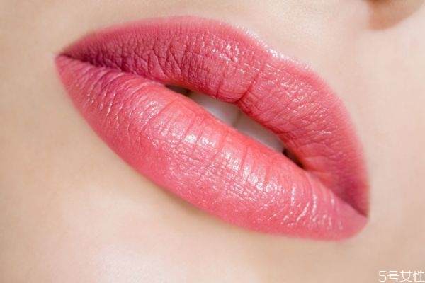唇彩和口紅哪個(gè)危害小 唇彩是什么做的 唇彩和口紅哪個(gè)危害小 唇彩是什么做的