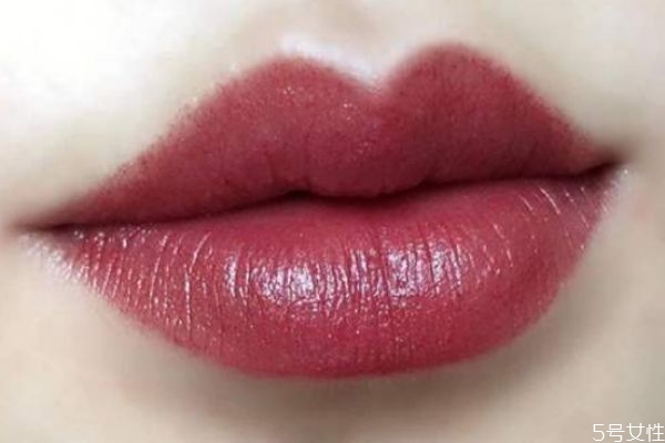 涂完口紅后干成一條線 如何涂口紅不會(huì)堆積一條線 涂完口紅后干成一條線 如何涂口紅不會(huì)堆積一條線