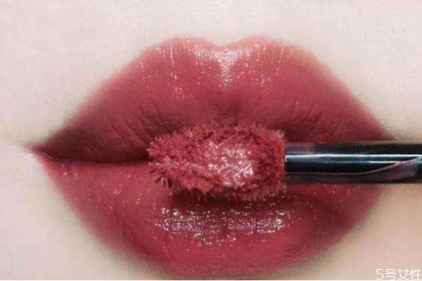 涂完口紅后干成一條線 如何涂口紅不會(huì)堆積一條線 涂完口紅后干成一條線 如何涂口紅不會(huì)堆積一條線