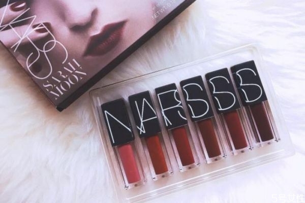 唇釉和口紅哪個不容易掉色 唇釉和口紅哪個不容易脫妝 唇釉和口紅哪個不容易掉色 唇釉和口紅哪個不容易脫妝