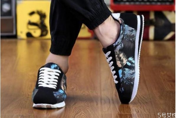 冬天可以穿運動鞋嗎 冬天運動鞋怎么搭配 冬天可以穿運動鞋嗎 冬天運動鞋怎么搭配