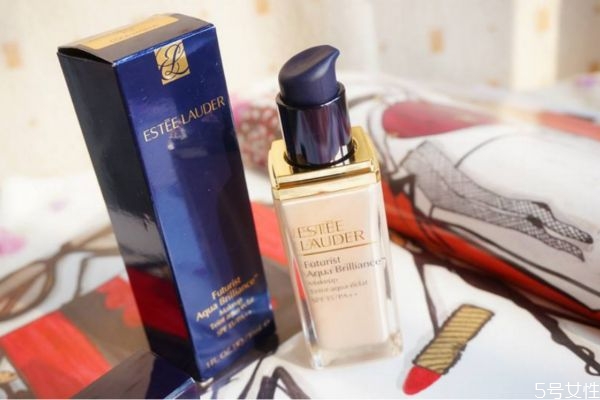 雅詩蘭黛沁水1w0很白嗎 雅詩蘭黛粉底液1c0和1w0哪個(gè)白