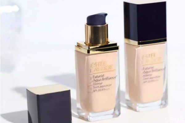 雅詩蘭黛沁水1w0很白嗎 雅詩蘭黛粉底液1c0和1w0哪個白 雅詩蘭黛沁水1w0很白嗎 雅詩蘭黛粉底液1c0和1w0哪個白