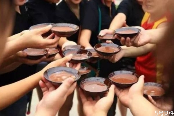 醉酒后嘔吐難受怎么辦 宿醉的人該吃點什么 醉酒后嘔吐難受怎么辦 宿醉的人該吃點什么