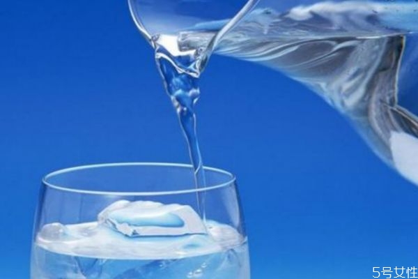 早上喝淡鹽水能減肥嗎 早上喝淡鹽水有什么好處 早上喝淡鹽水能減肥嗎 早上喝淡鹽水有什么好處