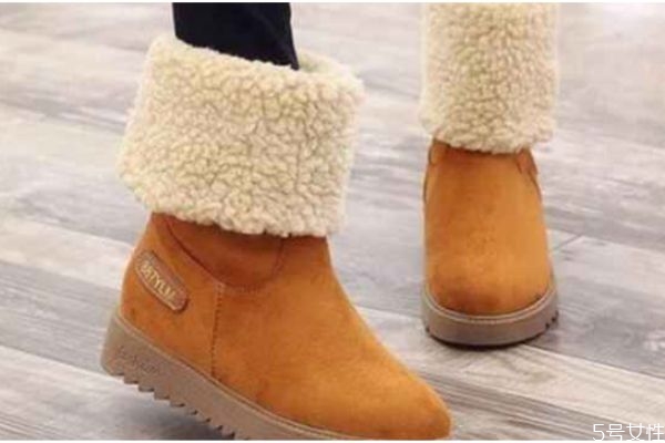 穿雪地靴可以開車嗎 穿雪地靴駕車有隱患 穿雪地靴可以開車嗎 穿雪地靴駕車有隱患