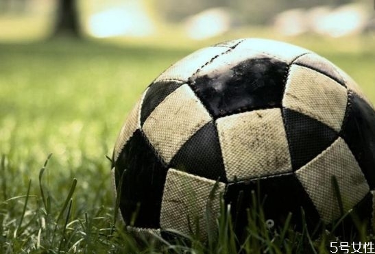 足球是怎么產(chǎn)生的 足球場上的紅黃牌是怎么來的 足球是怎么產(chǎn)生的 足球場上的紅黃牌是怎么來的