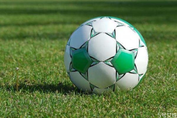 足球初學(xué)者應(yīng)該注意什么 足球比賽場上一共會有幾個人