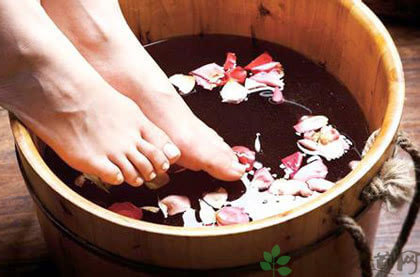 泡腳以后出的汗要不要擦 泡腳的最佳時(shí)間 泡腳以后出的汗要不要擦 泡腳的最佳時(shí)間