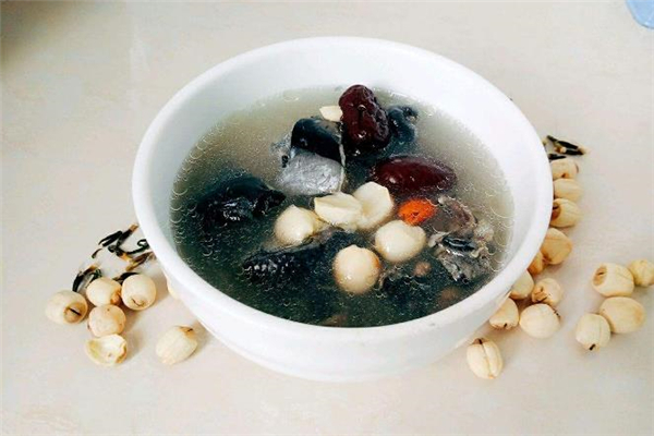 燉烏雞湯要飛水嗎 烏雞湯里面要放料酒嗎 燉烏雞湯要飛水嗎 烏雞湯里面要放料酒嗎