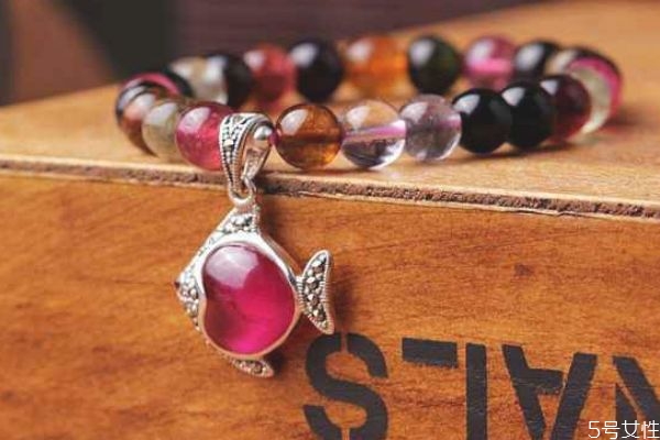 碧璽的作用與功效 碧璽手鏈的保養(yǎng)方法 碧璽的作用與功效 碧璽手鏈的保養(yǎng)方法