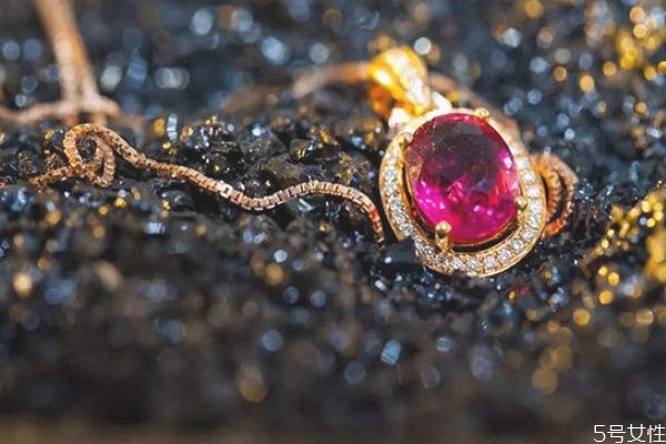 彩色寶石吊墜怎么搭配 彩色寶石吊墜的搭配技巧 彩色寶石吊墜怎么搭配 彩色寶石吊墜的搭配技巧