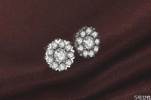 鉆石耳釘怎么清洗 鉆石耳釘?shù)谋pB(yǎng)方法 鉆石耳釘怎么清洗 鉆石耳釘?shù)谋pB(yǎng)方法