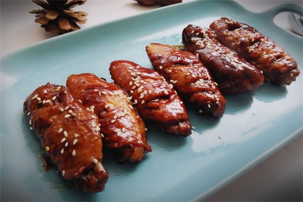 做可樂雞翅用生抽還是老抽 可樂雞翅是咸的還是甜的 做可樂雞翅用生抽還是老抽 可樂雞翅是咸的還是甜的