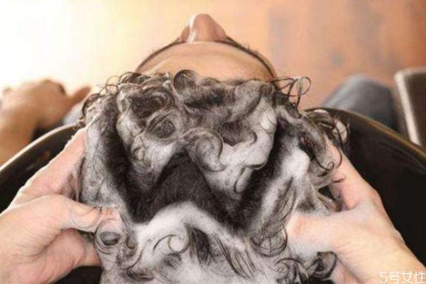 孕期能洗頭嗎 懷孕初期可以彎腰洗頭嗎 孕期能洗頭嗎 懷孕初期可以彎腰洗頭嗎