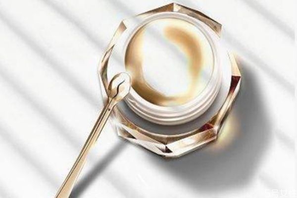 眼霜晚上睡覺可以用嗎 眼霜是在睡覺前用嗎 眼霜晚上睡覺可以用嗎 眼霜是在睡覺前用嗎