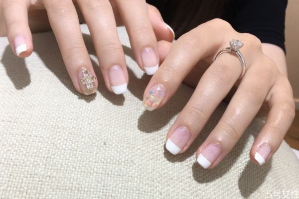 指甲油的成分 指甲油和甲油膠對比 指甲油的成分 指甲油和甲油膠對比