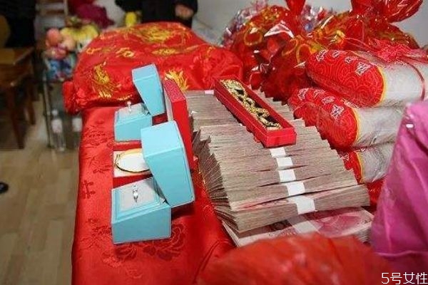 結(jié)婚三金什么時(shí)候給女方 結(jié)婚為什么要送三金 結(jié)婚三金什么時(shí)候給女方 結(jié)婚為什么要送三金
