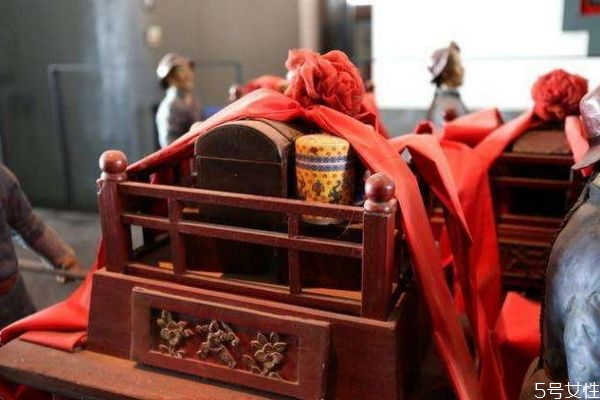 彩禮和嫁妝有什么區(qū)別 彩禮和嫁妝在什么比例合適 彩禮和嫁妝有什么區(qū)別 彩禮和嫁妝在什么比例合適