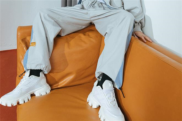 男生穿什么顏色運動褲好看 男生運動褲流行什么顏色 男生穿什么顏色運動褲好看 男生運動褲流行什么顏色