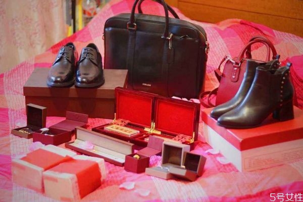 結(jié)婚彩禮錢什么時(shí)候給女方家 結(jié)婚彩禮的結(jié)婚習(xí)俗 結(jié)婚彩禮錢什么時(shí)候給女方家 結(jié)婚彩禮的結(jié)婚習(xí)俗