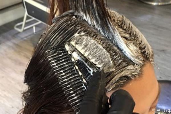 染發(fā)劑怎么調(diào)色 使用染發(fā)劑要注意什么 染發(fā)劑怎么調(diào)色 使用染發(fā)劑要注意什么