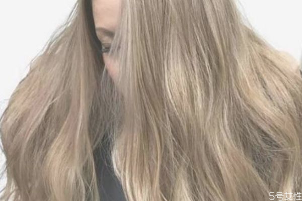 軟化頭發(fā)傷頭發(fā)嗎 頭發(fā)軟化要注意保養(yǎng) 軟化頭發(fā)傷頭發(fā)嗎 頭發(fā)軟化要注意保養(yǎng)