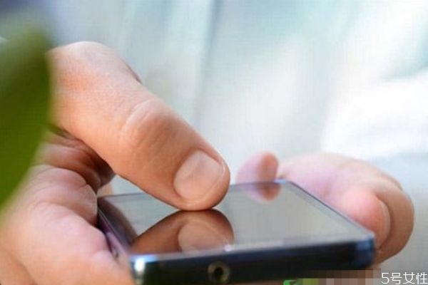 老公總是懷疑老婆出軌 丈夫?qū)ζ拮硬恍湃涡睦? alt=