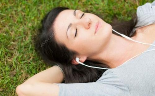 邊聽歌邊睡覺好嗎 睡覺時(shí)可以戴耳機(jī)聽歌嗎 邊聽歌邊睡覺好嗎 睡覺時(shí)可以戴耳機(jī)聽歌嗎