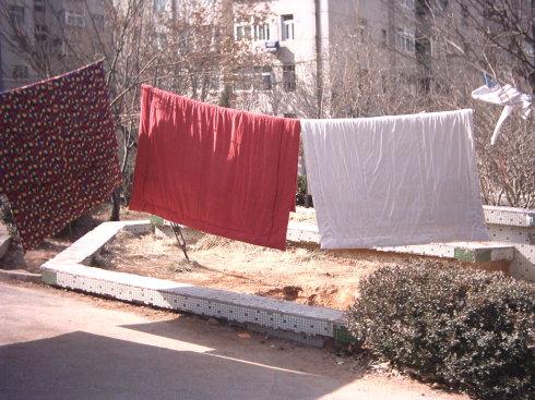 被子曬多久較好 冬季什么時(shí)間曬被子好 被子曬多久較好 冬季什么時(shí)間曬被子好