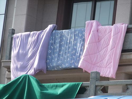 被子曬多久較好 冬季什么時(shí)間曬被子好 被子曬多久較好 冬季什么時(shí)間曬被子好