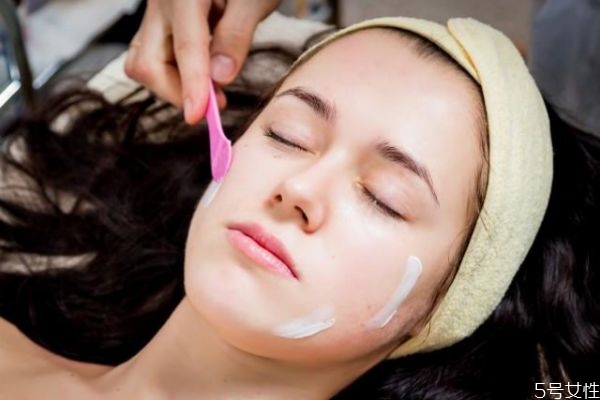 敷面膜一定要仰著嗎 敷面膜需要躺下嗎 敷面膜一定要仰著嗎 敷面膜需要躺下嗎