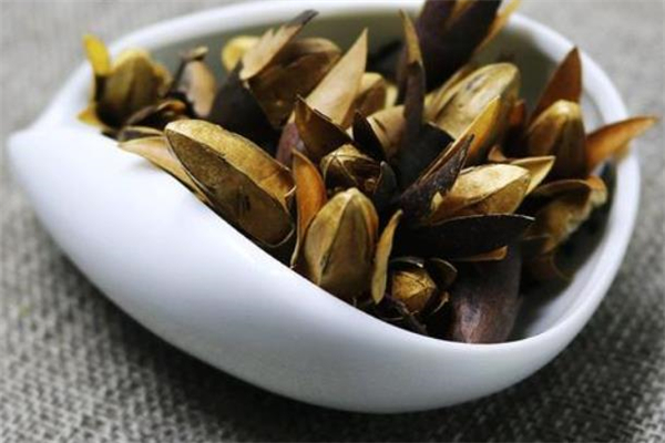 香椿籽泡酒的比例 香椿籽泡酒有什么功效 香椿籽泡酒的比例 香椿籽泡酒有什么功效